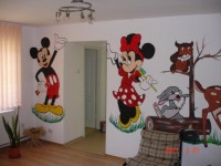 Mickey si Minnie ii intampina pe pacienti inainte de a intra in cabinet